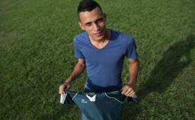 Ángel Tejeda con la camisa que usó cuando era un niño.